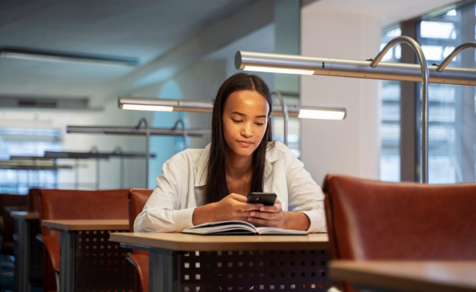 Environnement d'apprentissage collaboratif avec étudiants travaillant sur analyses financières